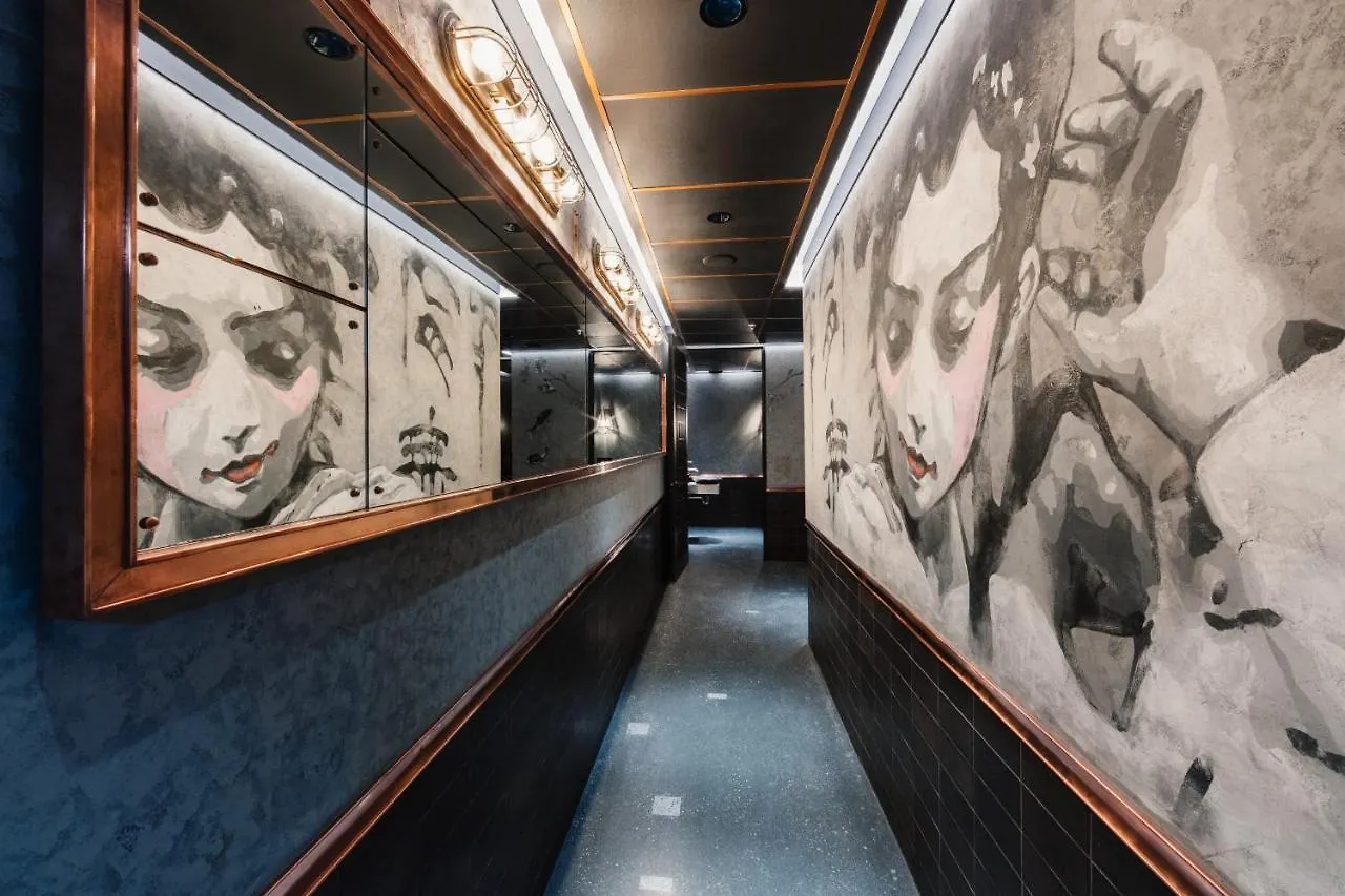 ****  Paradox Hotel Vancouver Canada