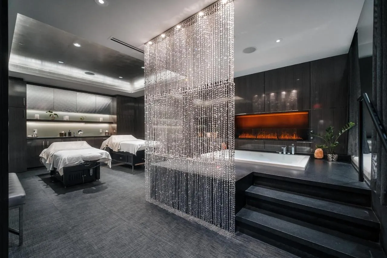 Paradox Hotel Vancouver 4*,