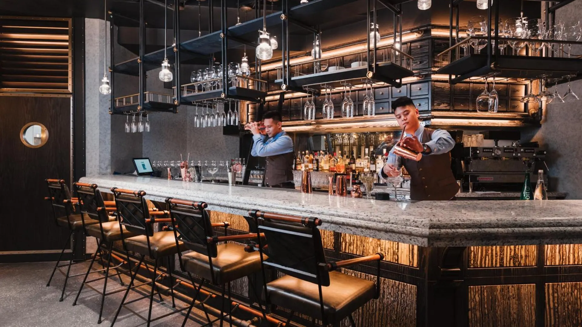 Paradox Vancouver 4*,